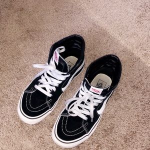 SK8-HI black and white vans